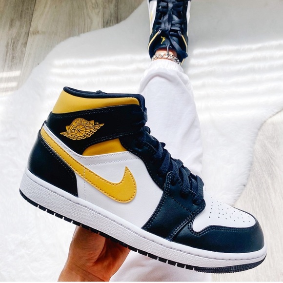 Nike air jordan 1 mid sneakers - Picture 1 of 2